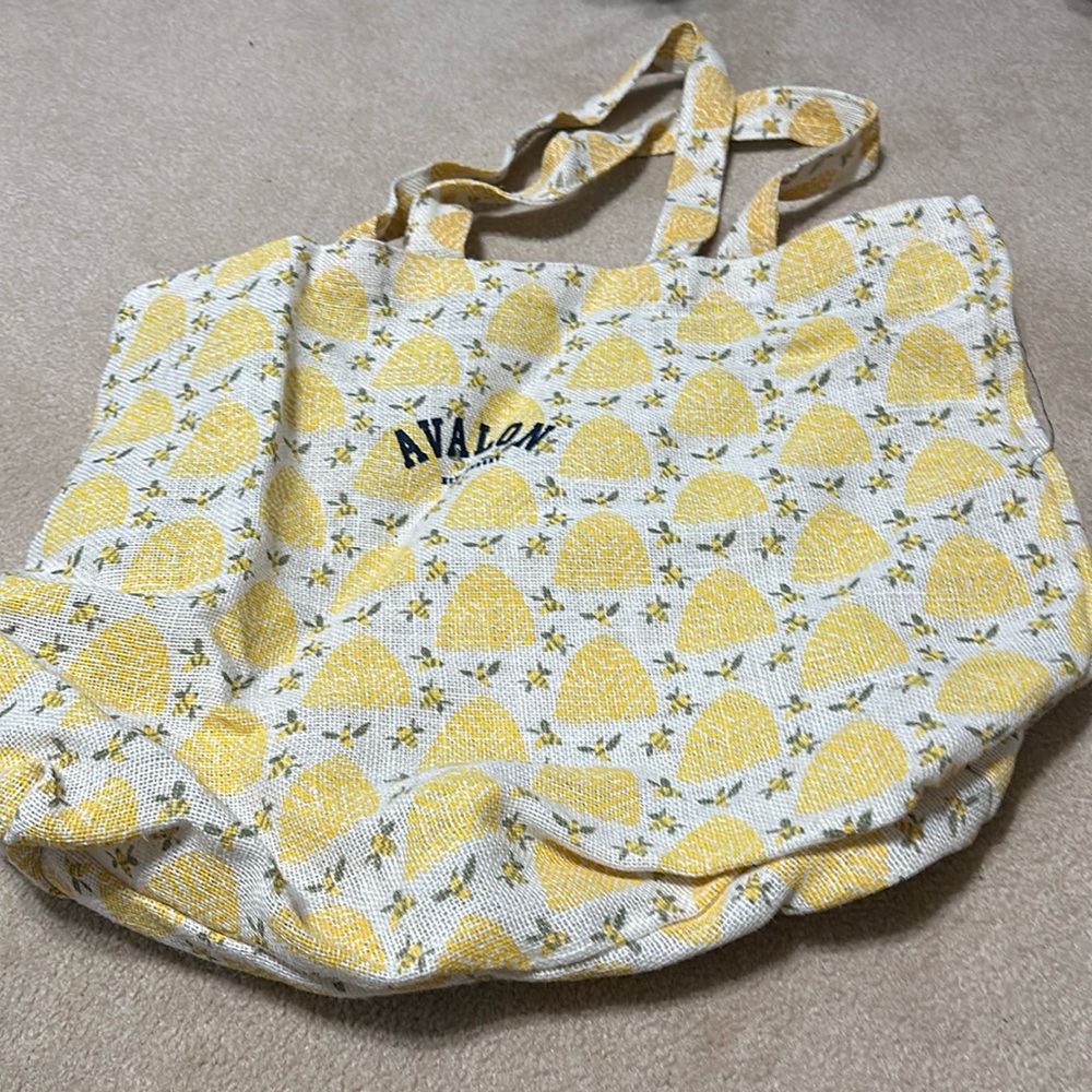 Avalon tote with bee print